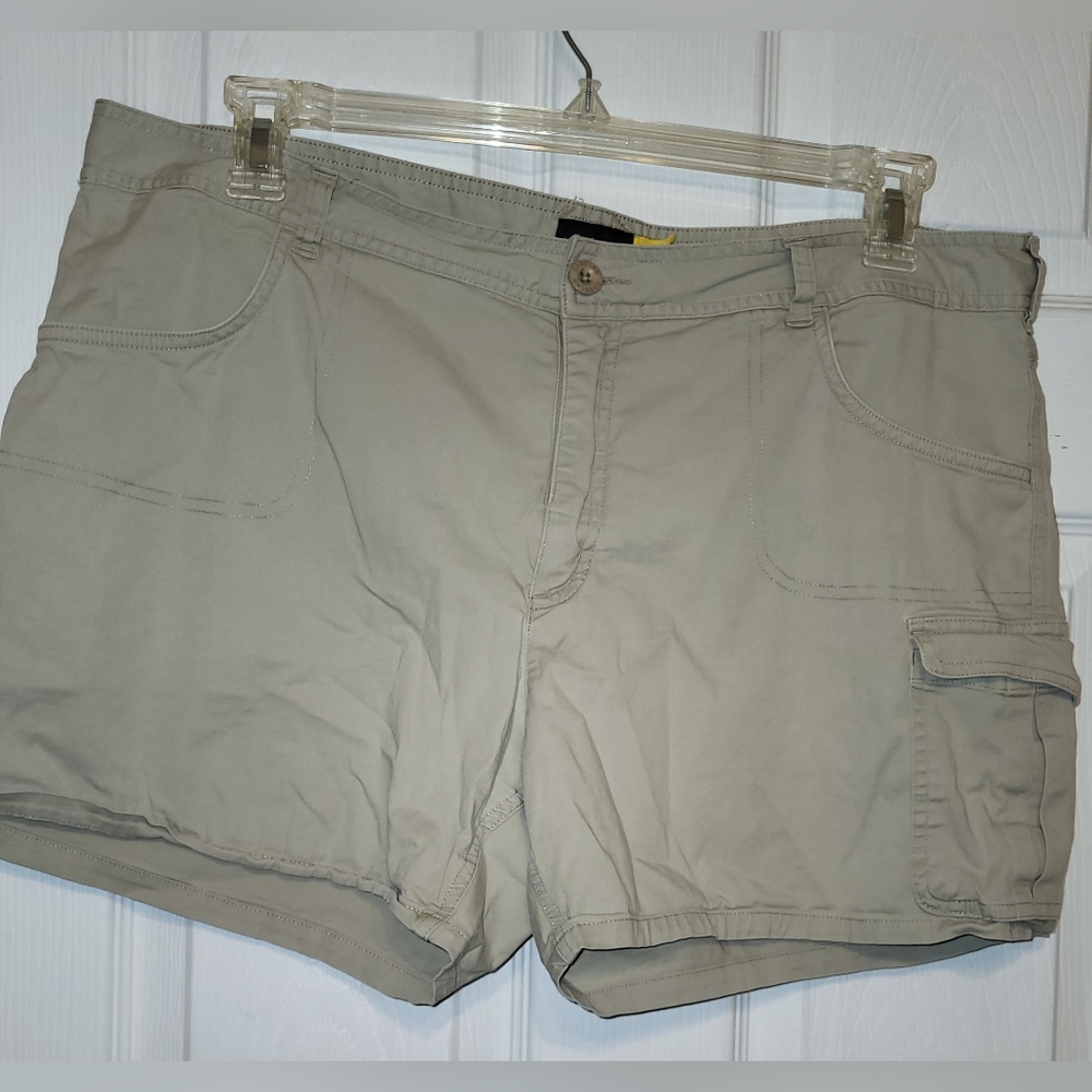 cabela's womens shorts Size 18 Khaki